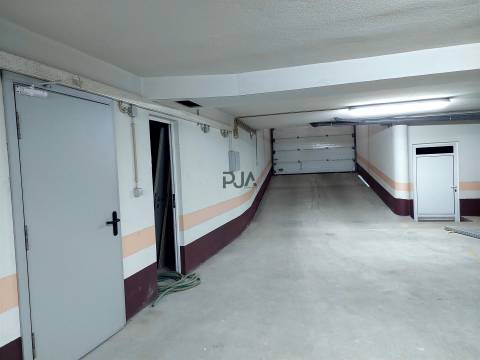 Arrenda Armazém/Arrumos em centro de Tondela