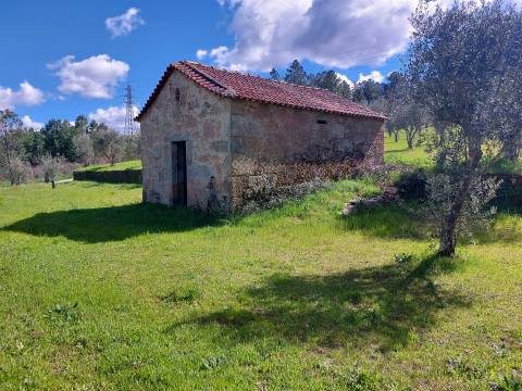 Casa tradicional em pedra em Vila Cortês da Serra, Gouveia