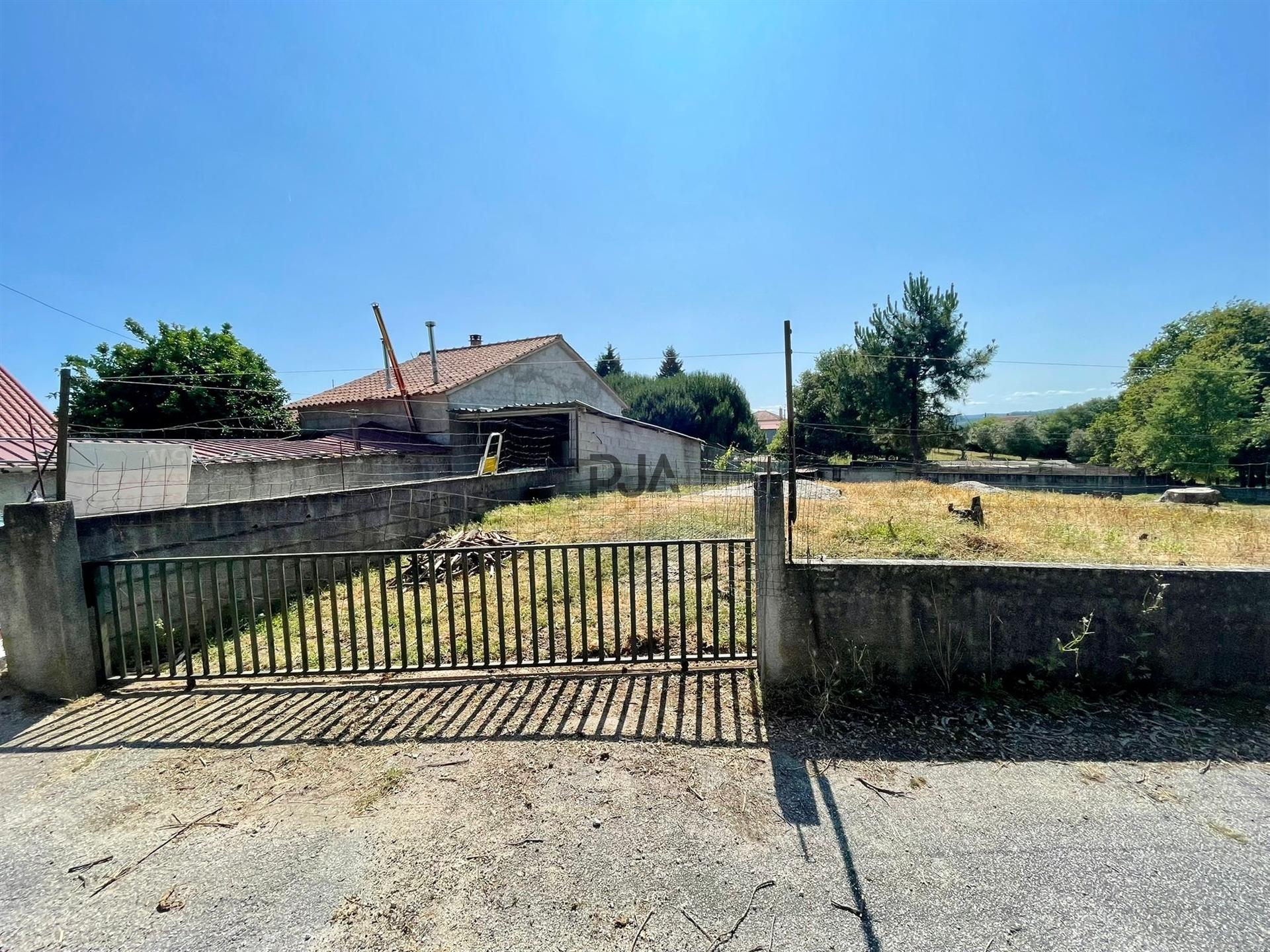 Terreno com viabilidade construtiva em Santa Comba Dão