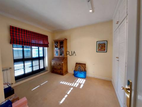 Apartamento T5 em Praça de Goa, Viseu