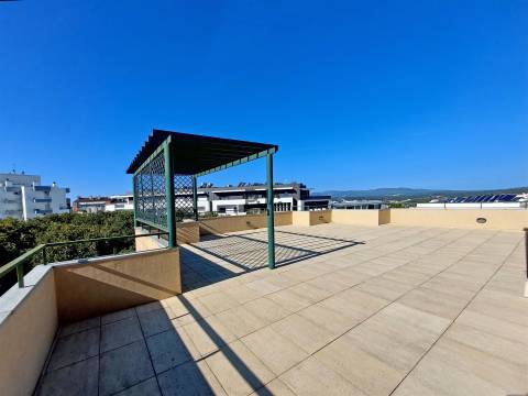 Apartamento T5 em Praça de Goa, Viseu