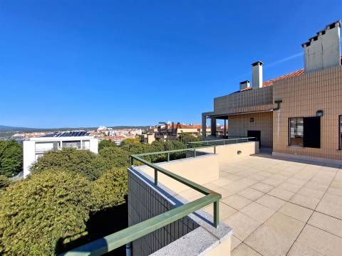 Apartamento T5 em Praça de Goa, Viseu