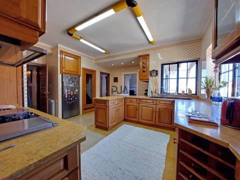 Apartamento T5 em Praça de Goa, Viseu