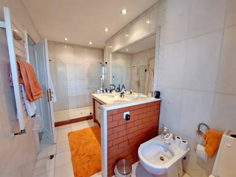Apartamento T5 em Praça de Goa, Viseu