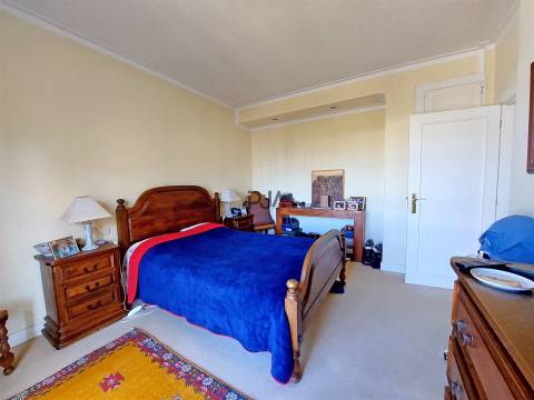 Apartamento T5 em Praça de Goa, Viseu