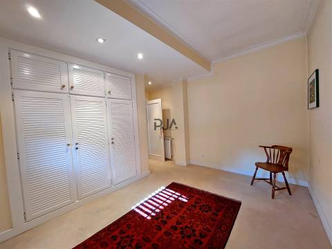 Apartamento T5 em Praça de Goa, Viseu
