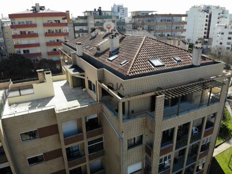Apartamento T5 em Praça de Goa, Viseu