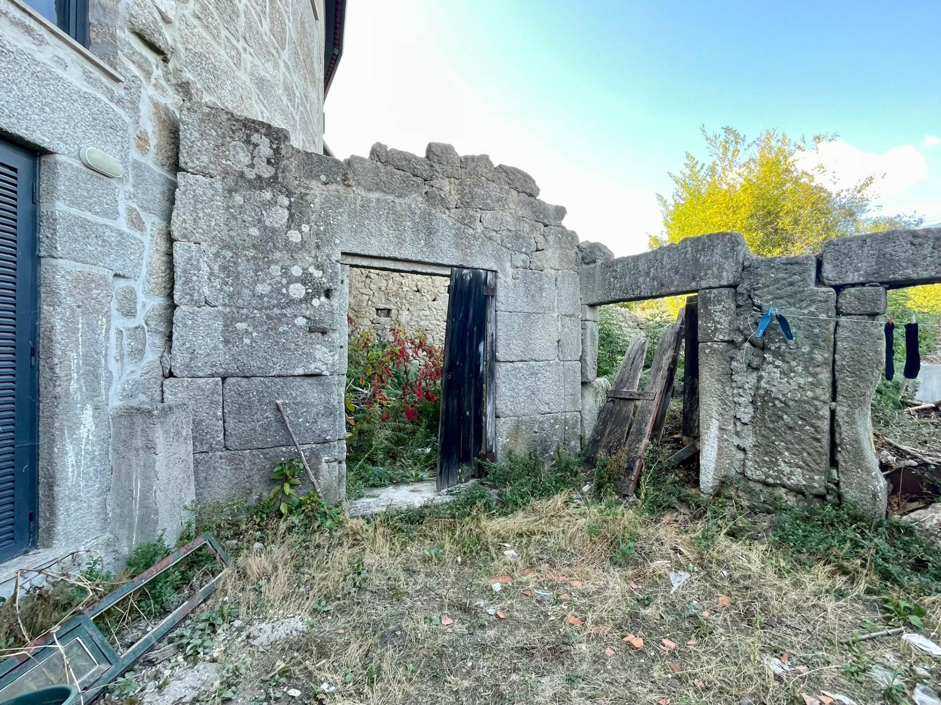 Ruína em Granito em Oliveira de Barreiros, Viseu
