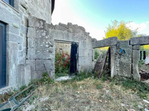 Ruína em Granito em Oliveira de Barreiros, Viseu