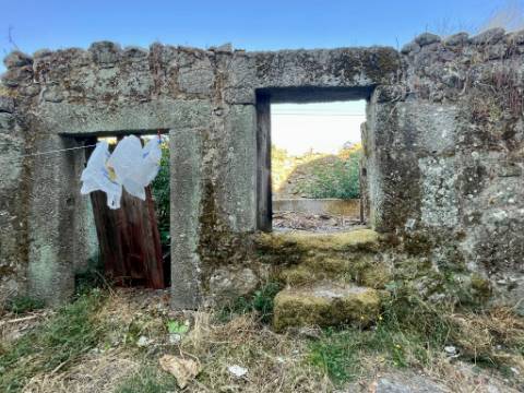 Ruína em Granito em Oliveira de Barreiros, Viseu
