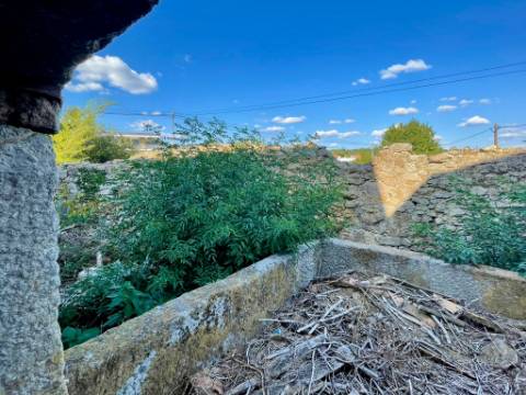 Ruína em Granito em Oliveira de Barreiros, Viseu