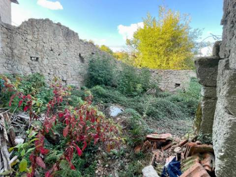 Ruína em Granito em Oliveira de Barreiros, Viseu