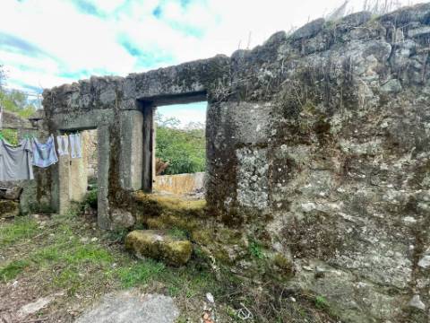 Ruína em Granito em Oliveira de Barreiros, Viseu
