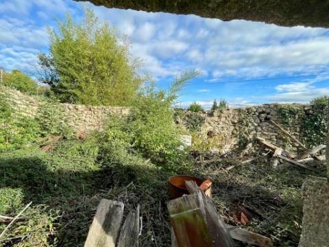Ruína em Granito em Oliveira de Barreiros, Viseu