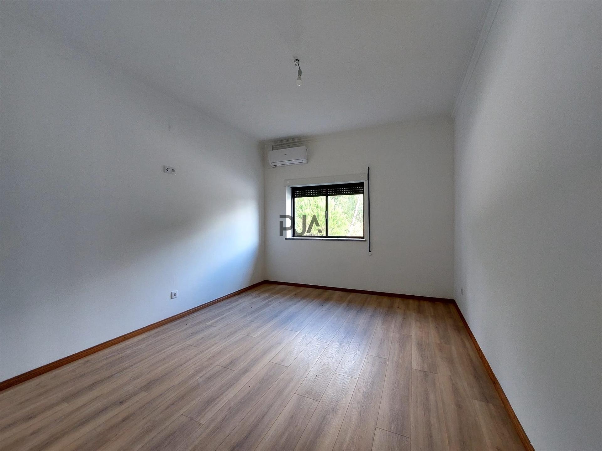 Moradia com 2 Apartamentos T4 e Armazém em Oliveira, Mangualde
