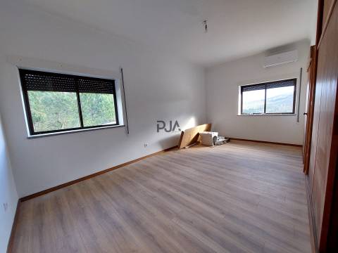 Moradia com 2 Apartamentos T4 e Armazém em Oliveira, Mangualde