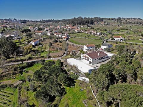 Moradia com 2 Apartamentos T4 e Armazém em Oliveira, Mangualde