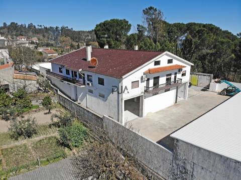 Moradia com 2 Apartamentos T4 e Armazém em Oliveira, Mangualde