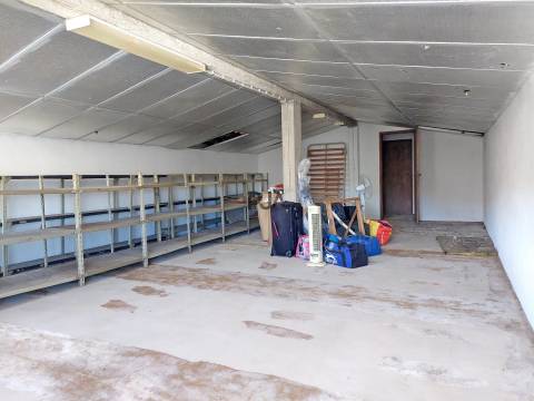 Moradia com 2 Apartamentos T4 e Armazém em Oliveira, Mangualde