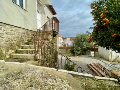 Moradia T3 + 2 apartamentos T2 em Campo de Besteiros, Tondela