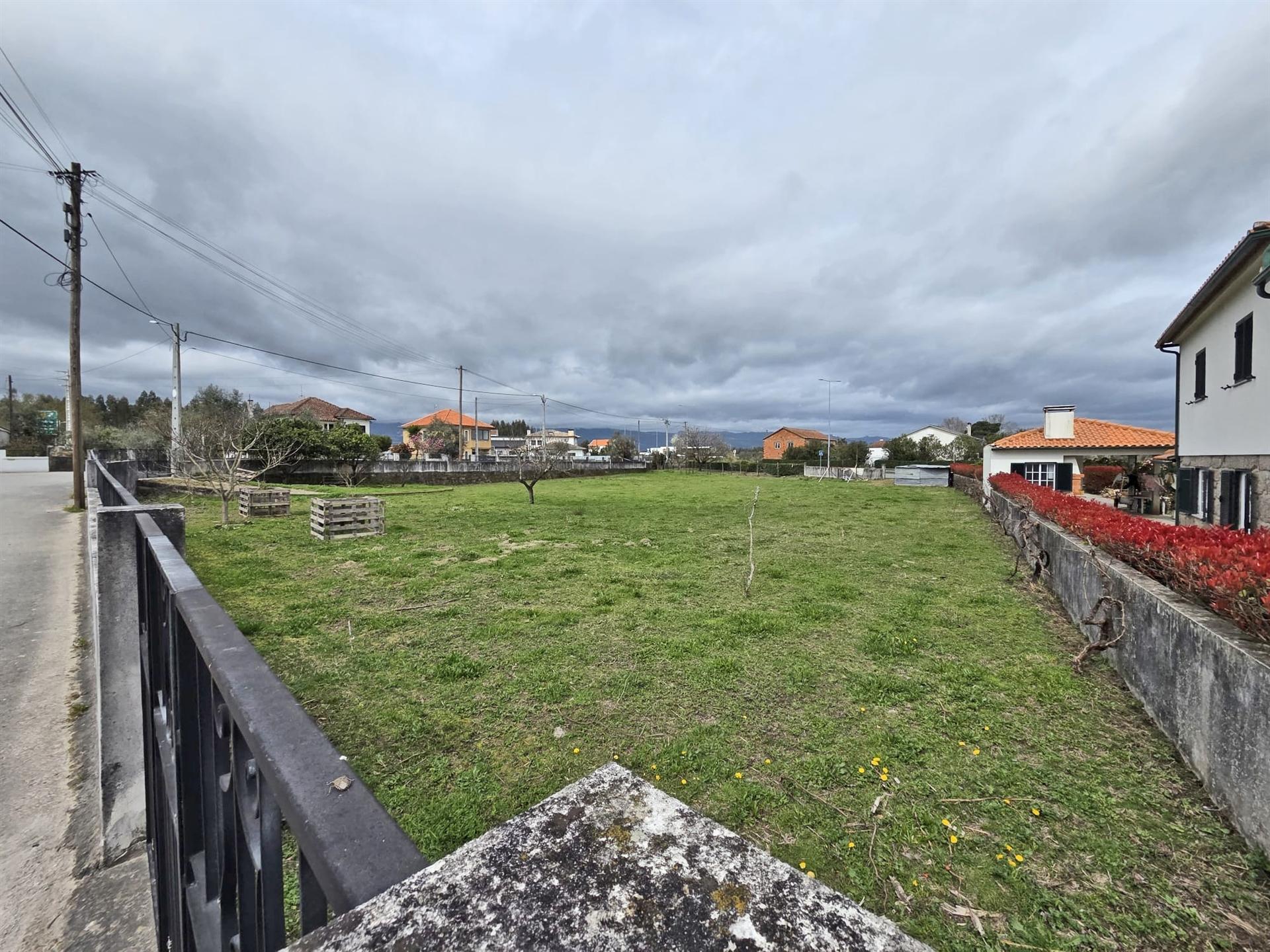 Lote de Terreno para Construção de Prédio com 10 fogos em Tondela