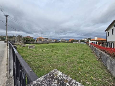 Lote de Terreno para Construção de Prédio com 10 fogos em Tondela