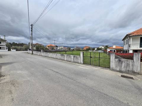 Lote de Terreno para Construção de Prédio com 10 fogos em Tondela