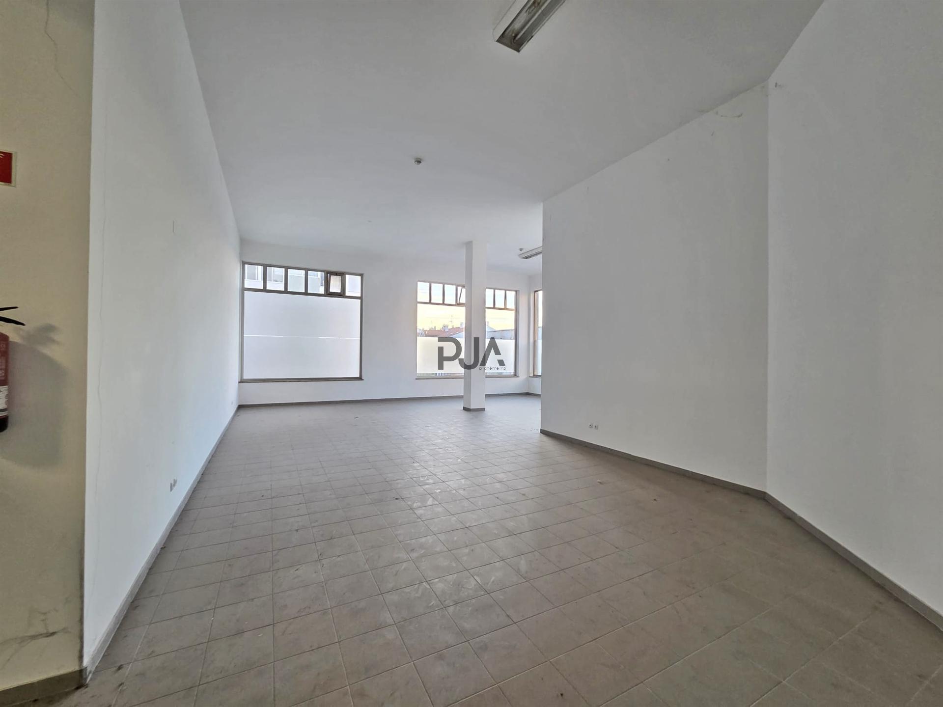 Loja comercial para arrendar em Viseu