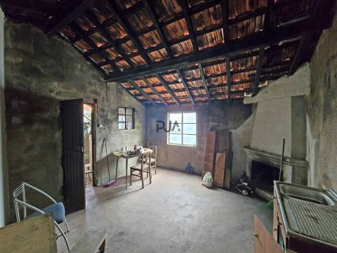 Moradia em Pedra para Restaurar  em Contenças de Cima, Mangualde