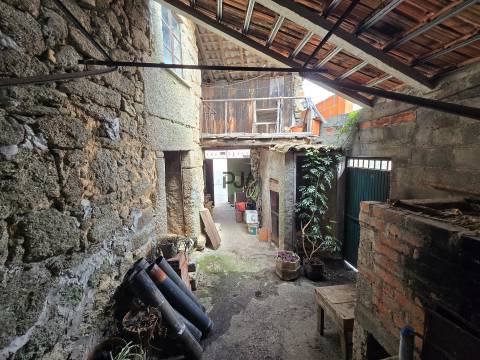 Moradia em Pedra para Restaurar  em Contenças de Cima, Mangualde