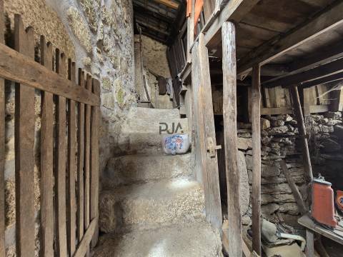 Moradia em Pedra para Restaurar  em Contenças de Cima, Mangualde