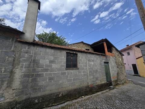 Moradia em Pedra para Restaurar  em Contenças de Cima, Mangualde