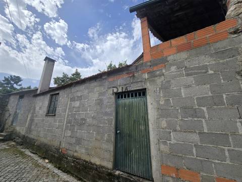 Moradia em Pedra para Restaurar  em Contenças de Cima, Mangualde