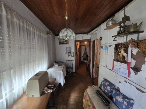 Moradia para restaurar em Sangemil, Penalva do Castelo