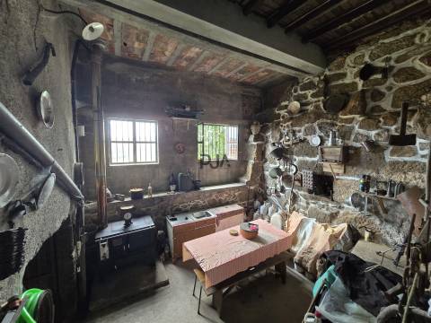 Moradia para restaurar em Sangemil, Penalva do Castelo