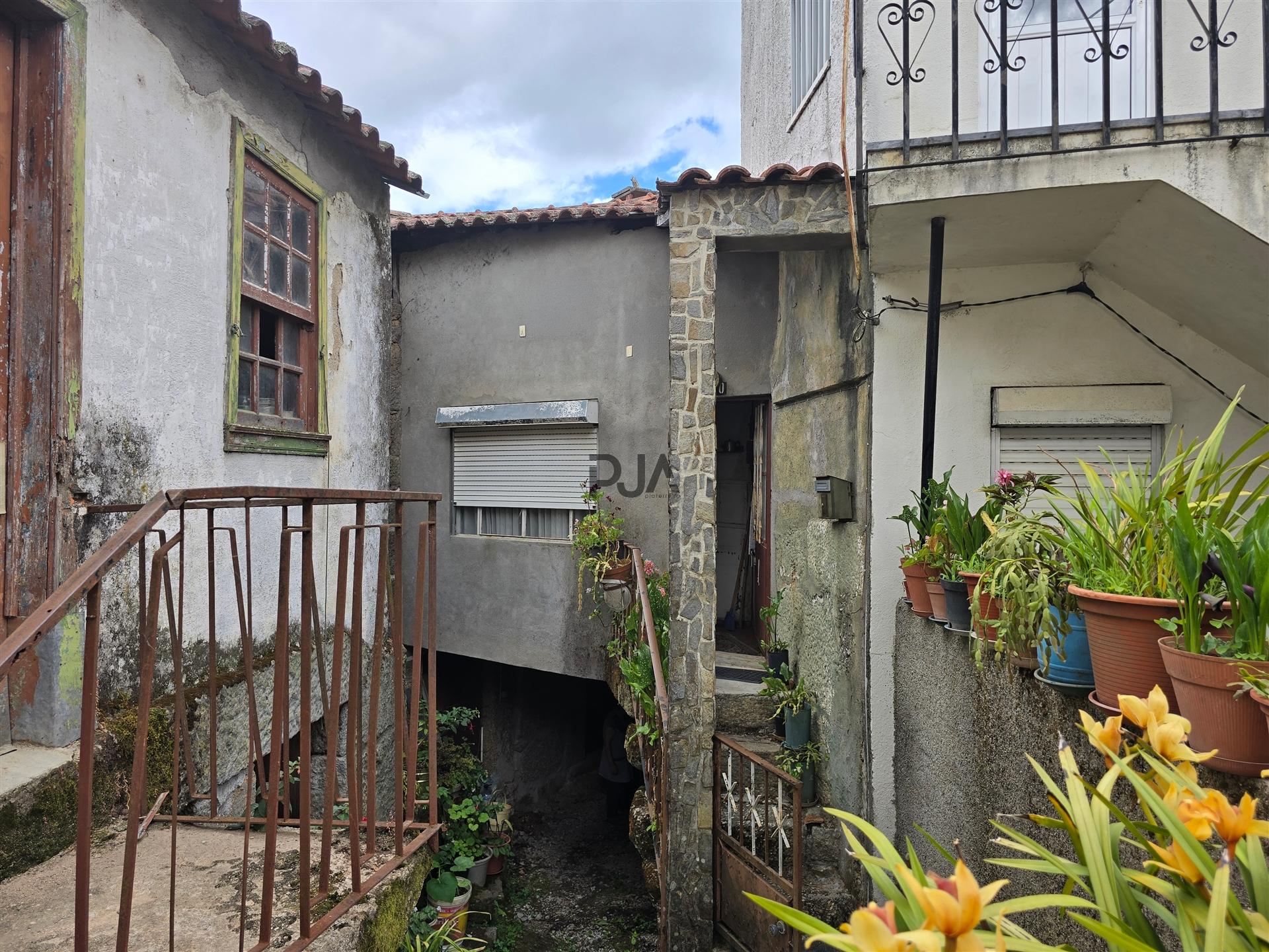 Moradia para restaurar em Sangemil, Penalva do Castelo