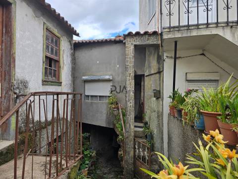 Moradia para restaurar em Sangemil, Penalva do Castelo