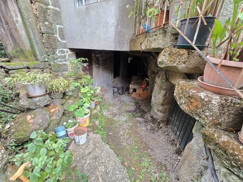 Moradia para restaurar em Sangemil, Penalva do Castelo