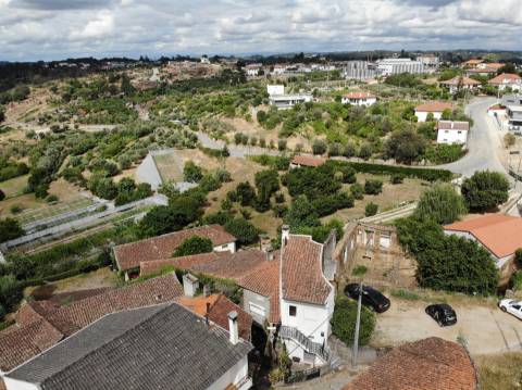 Moradia para restaurar em Sangemil, Penalva do Castelo