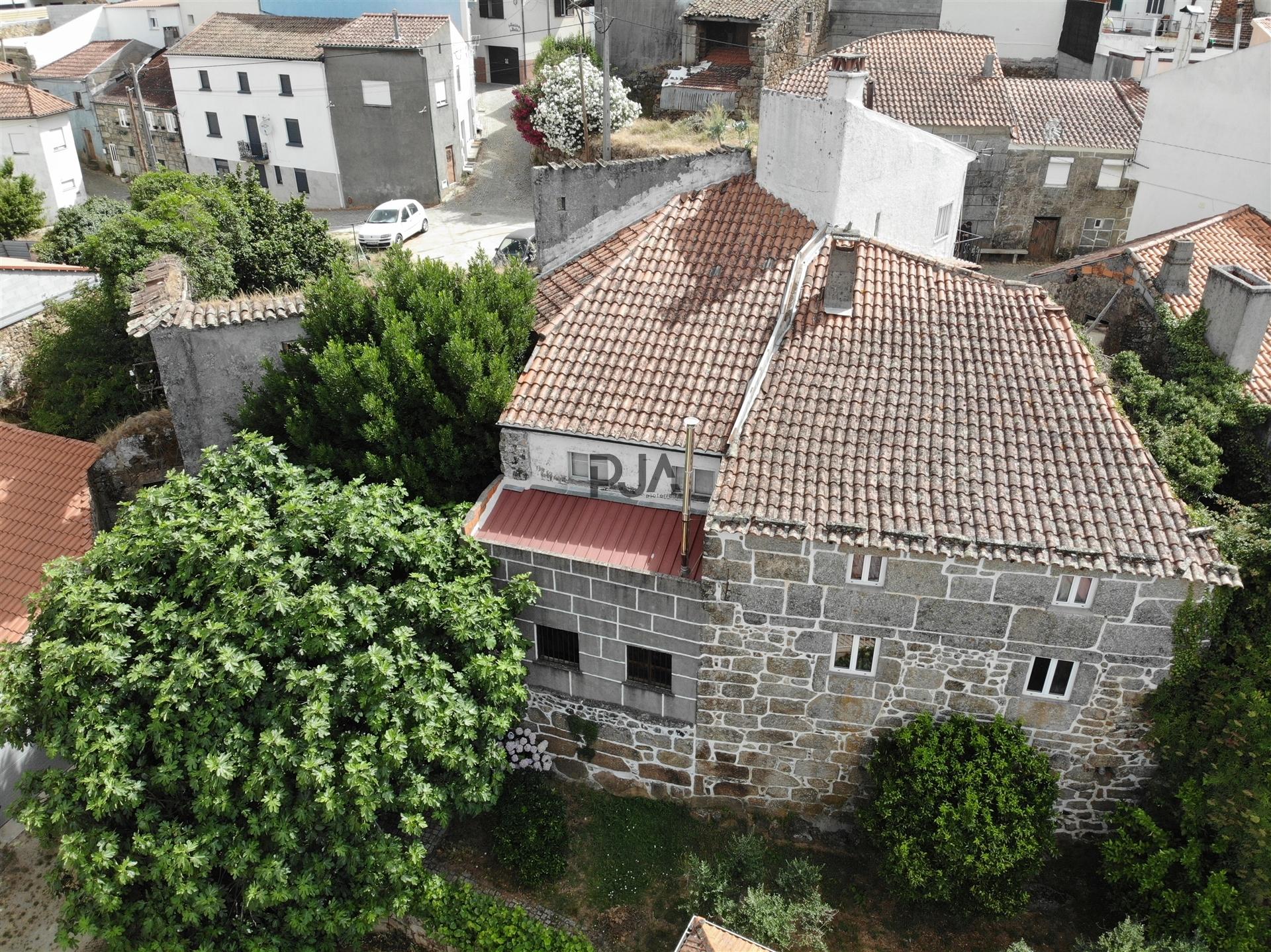 Moradia para restaurar em Sangemil, Penalva do Castelo