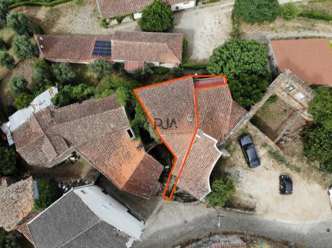 Moradia para restaurar em Sangemil, Penalva do Castelo
