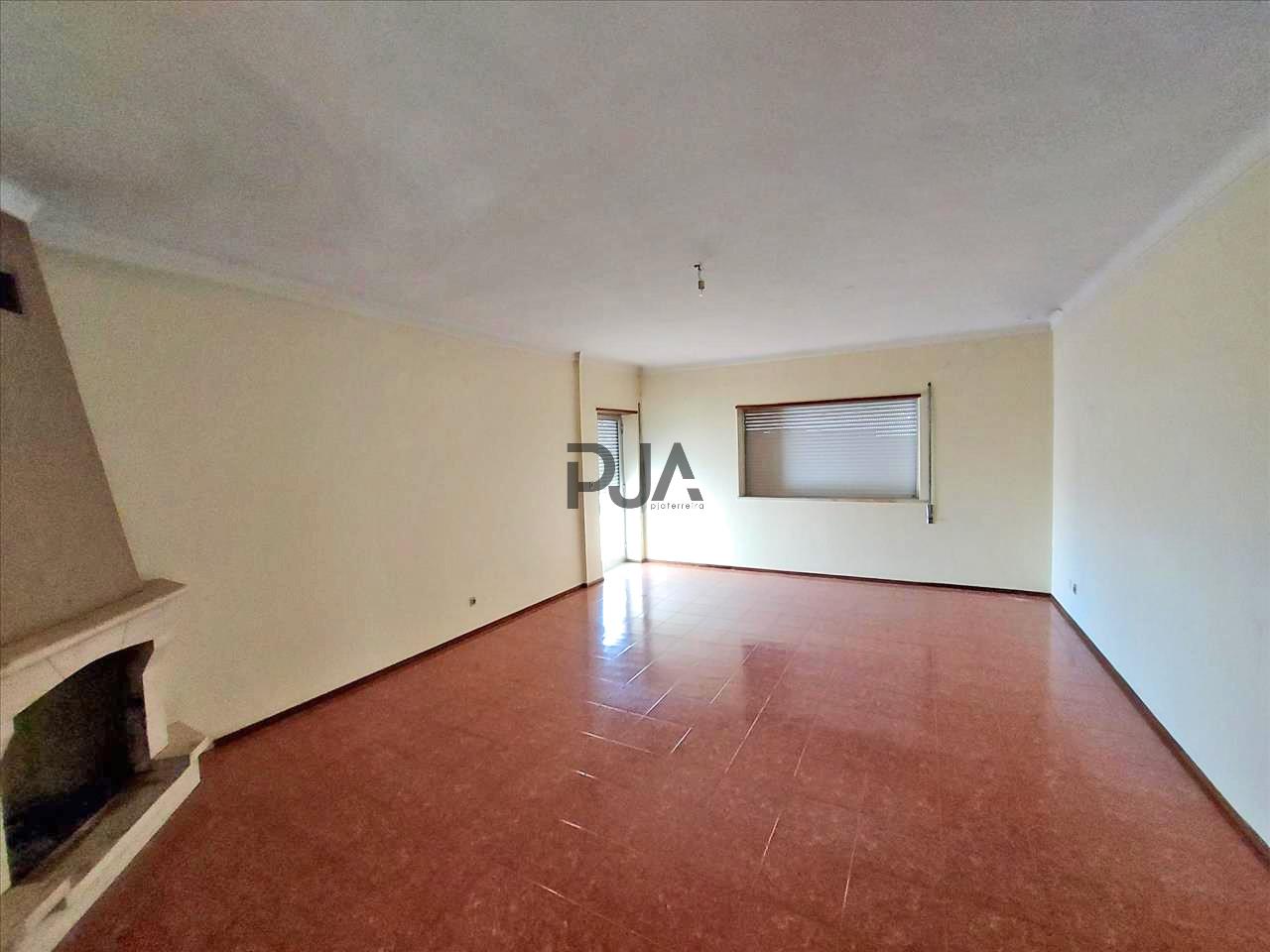 Edifício com viabilidade para 5 apartamentos em Santiago de Besteiros, Tondela