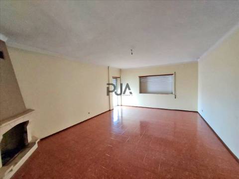 Edifício com viabilidade para 5 apartamentos em Santiago de Besteiros, Tondela