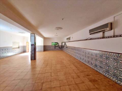 Edifício com viabilidade para 5 apartamentos em Santiago de Besteiros, Tondela
