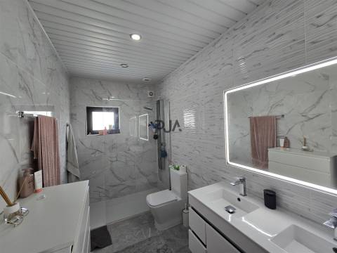 Moradia T4 com Piscina e Jacuzzi em Açores, Celorico da Beira