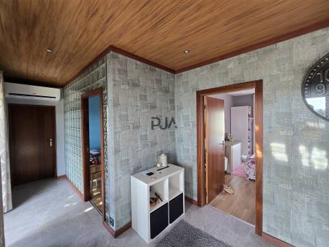 Moradia T4 com Piscina e Jacuzzi em Açores, Celorico da Beira