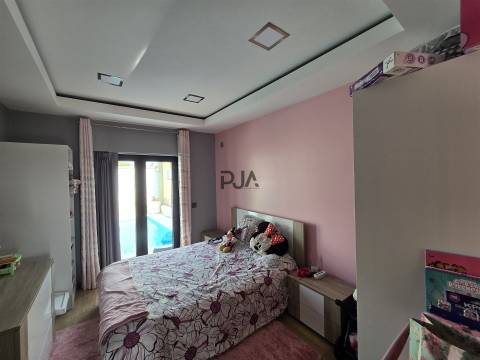 Moradia T4 com Piscina e Jacuzzi em Açores, Celorico da Beira