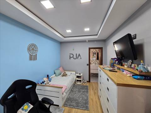 Moradia T4 com Piscina e Jacuzzi em Açores, Celorico da Beira