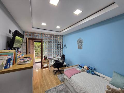 Moradia T4 com Piscina e Jacuzzi em Açores, Celorico da Beira