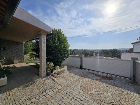 Moradia T4 com Piscina e Jacuzzi em Açores, Celorico da Beira